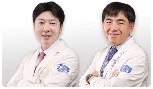 왼쪽부터 이환희, 김영율 교수