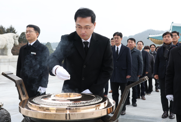 박희조 동구청장 현충원 참배 모습