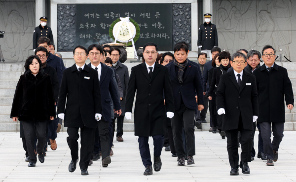 박희조 동구청장과 5급이상 공무원들 현충원 참배 모습