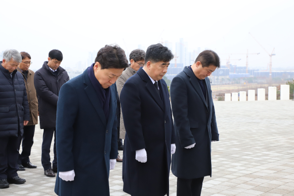 백남성 농협중앙회 충남세종본부장이 홍성군 내포신도시 소재 보훈공원 충혼탑을 찾아 참배하고 있다