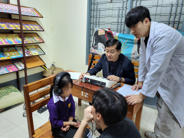 청력검사 진행 모습