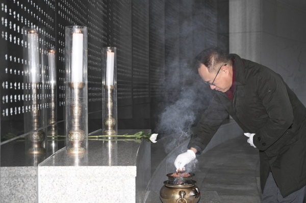 이동한 중구청장 권한대행, 보훈공원 참배 모습