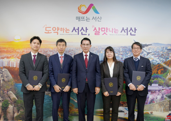 이완섭 서산시장이 지난 2일 시청 시장실에서 고문변호사를 위촉하는 모습