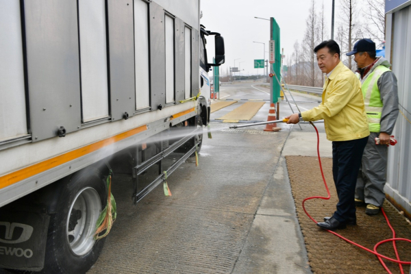 최재구 예산군수, 거점소독시설 방문 모습