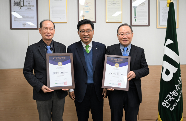 저탄소 식생활 홍보대사 위촉식 * 한국농수산식품유통공사 김춘진 사장(가운데), 튀르키예 서울무역 정지섭 대표(왼쪽), 이영현 월드옥타 명예회장(오른쪽)