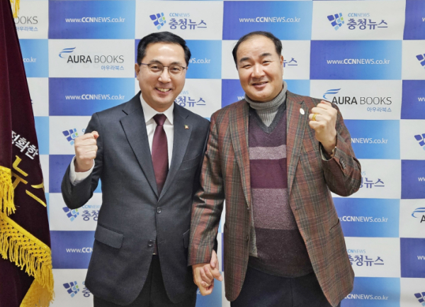 충청뉴스를 방문한 박희조 동구청장(왼쪽)과 김거수 대표