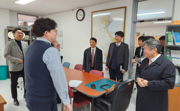 유학생을 관리하는 국제교류원을 방문해 새해 인사를 건네는 김용하 건양대 총장(맨 오른쪽)