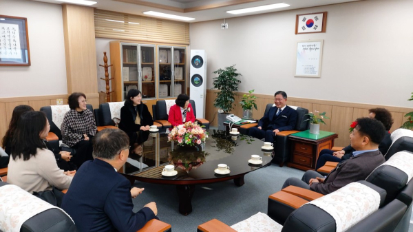 간담회 사진(중앙 대전동부교육지원청 교육장 최재모, 좌측 수석교사 우측 교육청 관계자)