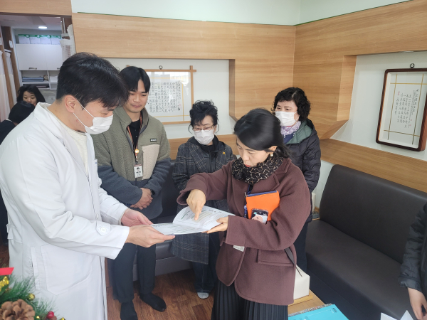 대덕구·동·의료기관 관계자들이 대덕구 대화동 의료기관을 방문해 노인 의료-돌봄 통합지원 시범사업을 안내하고 있다.