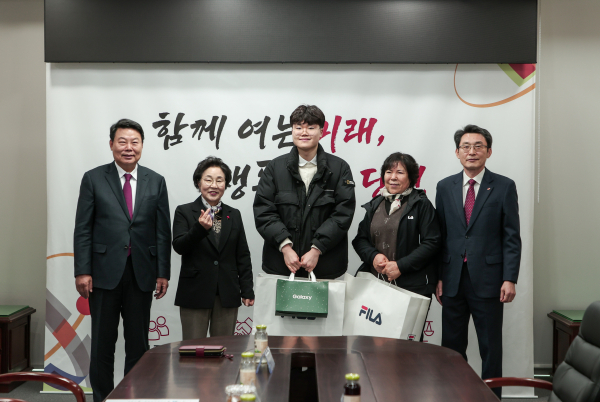 (왼쪽부터) 오성환 당진시장, 양기림 복지재단이사장, 박정서 군, 방정숙 씨, 김훈희 당진발전본부장