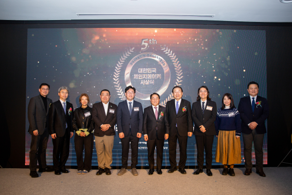 9일 충남 태안 본사에서 ‘제5회 대한민국 체인지메이커 시상식’을 개최했다. 왼쪽부터 방대욱 다음세대재단 대표이사, 신현두 보건복지부 사회서비스자원과장, 박은미 니트생활자 대표, 이채진 코끼리공장 대표, 박경돈 플립 대표, 박형덕 서부발전 사장, 김성이 한국사회복지협의회장, 이승우 119레오 대표, 김동훈 더프라미스 상임이사 부인인 최신영씨