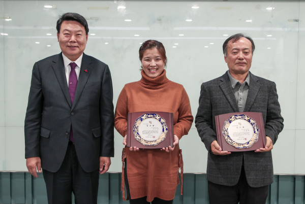 7기 서포터즈 감사패(왼쪽부터 오성환 당진시장, 전민영 씨, 이병헌 씨)