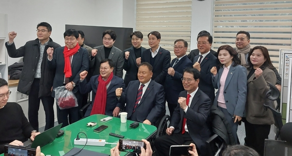 국민의힘 이상민 국회의원과 이은권 중구당협위원장, 양홍규 서구을당협위원장, 윤창현 국회의원을 비롯한 국민의힘 소속 대전시의원들이 기자실을 찾아 간담회를 갖고 있다.
