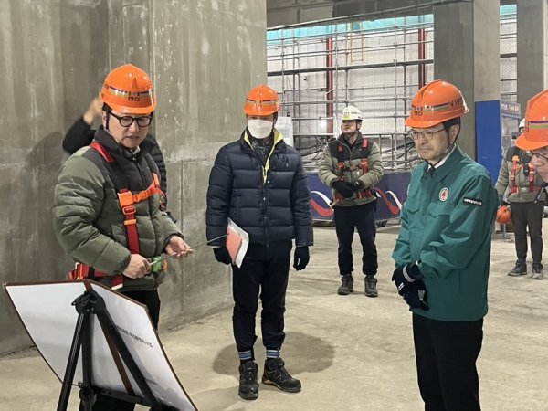 11일 김하균 행정부시장이 교동 재건축현장을 찾아 안전관리실태를 점검하고 있다.