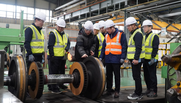 연규양 사장(사진 우측에서 세 번째)이 차량기지 시설을 점검중이다.