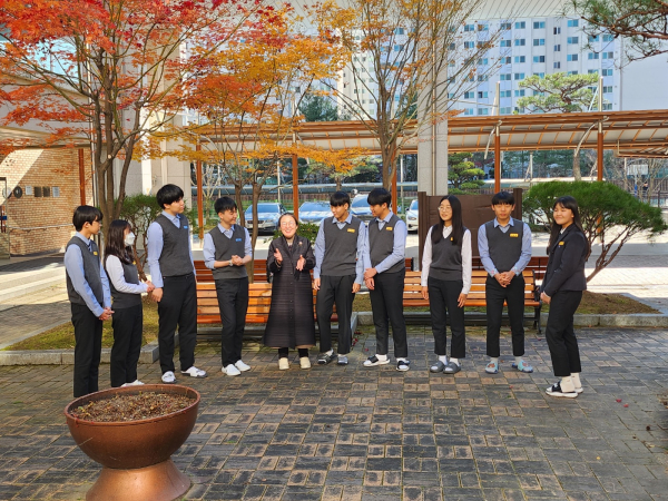 교장선생님과 독서동아리 학생들