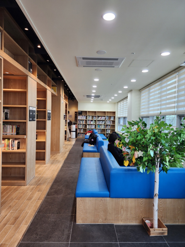 서구 탄방길 작은도서관 내부 사진