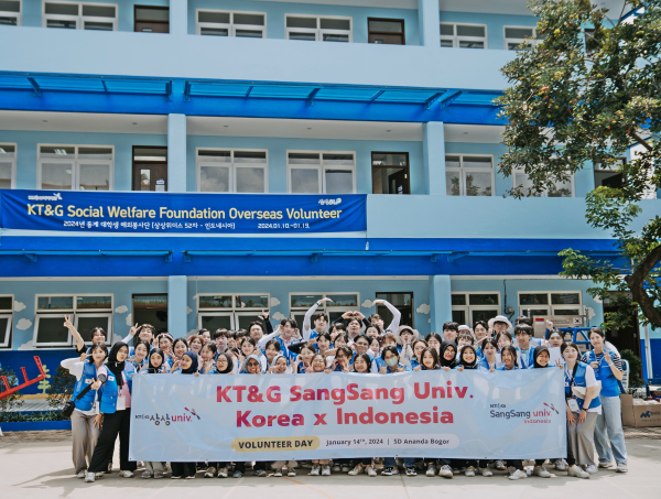 대학생 해외봉사단 상상위더스가 인도네시아 현지 대학생들과 진행한 연합봉사 기념사진
