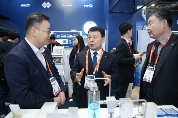 지난 9일(현지시각) CES 2024 K-water 전시관에서 윤석대 한국수자원공사 사장(사진 가운데)이 한국수자원공사 협력 스타트업으로 선정되어 이번 CES에 함께 참가한 한국 스타트업 캐스트로부터 혁신제품에 대한 설명을 듣고있다.