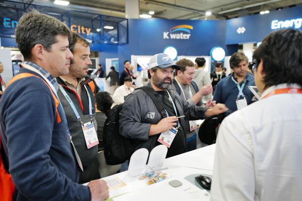 지난 10일(현지시각) 미국 라스베이거스에서 개최된 CES 2024 K-water 전시관에서 외국인 바이어들이 혁신기업 제품에 대해 상담하고 있다