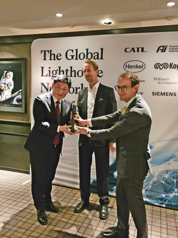 1월 15일(현지시각) 스위스 다보스에서 진행된 세계경제포럼 주관 ‘2023 Global Lighthouse Network Award’에서 전 세계 물기업 최초로 한국수자원공사가 선정되어 문숙주 한국수자원공사 수도부문장(사진 왼쪽)이 트로피를 받고 있다.