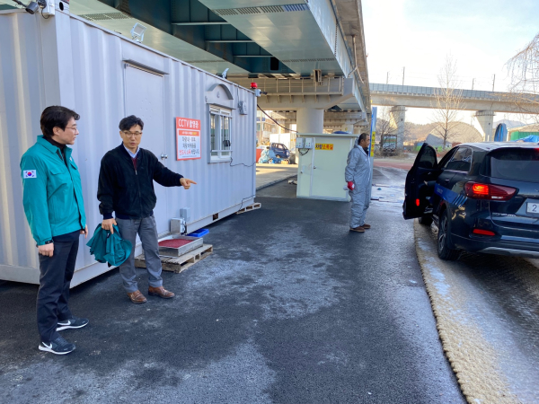 16일 정경용 보건환경연구원장이 축산차량 거점소독시설(전의·소정)을 방문해 가축전염병 방역현장 상황 점검
