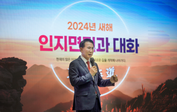 이완섭 서산시장이 16일 인지면 어울림건강센터에서 인지면 시민과의 대화를 진행하고 있다,