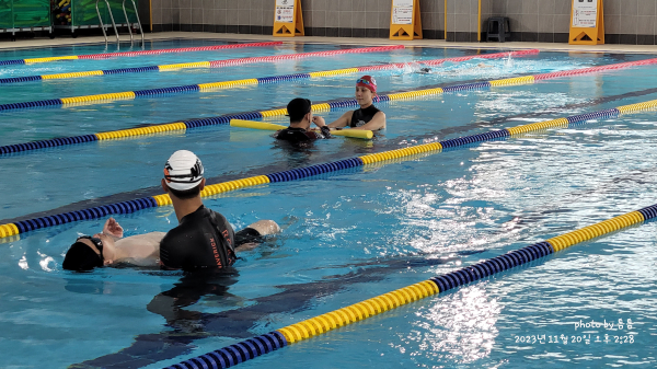 조치원수영장에서 장애인 생존수영 수업을 진행하고 있는 모습