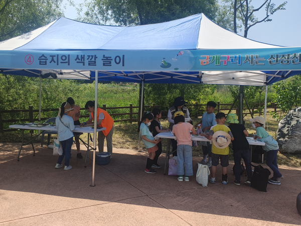 지난해 6월 9일 음암면 부장리 일원에서 운영한 환경의 날 기념 신장천 비점오염저감시설 생태학습장 견학