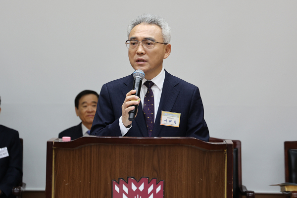 19일 대전크리스찬리더스클럽 대표회장 이·취임 감사예배에서 이희학 목원대 총장이 취임사를 하고 있다.