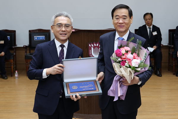 19일 대전크리스찬리더스클럽 대표회장 이·취임 감사예배에서 이희학 목원대 총장(왼쪽)이 전임회장인 이광섭 한남대 총장에게 감사패를 전달하고 있다.