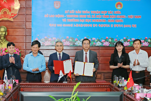 최근 베트남 하우장성에서 열린 교류 협약식에서 이희학 총장과 하우장성 관계자 등이 협약을 체결하며 기념촬영