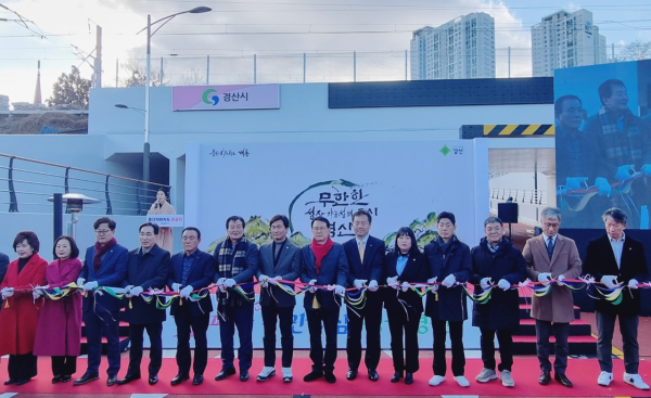 국가철도공단 곽연수 영남본부장이(오른쪽 여섯 번째) 22일 중산지하차도 준공식 후 기념촬영을 하고 있다.