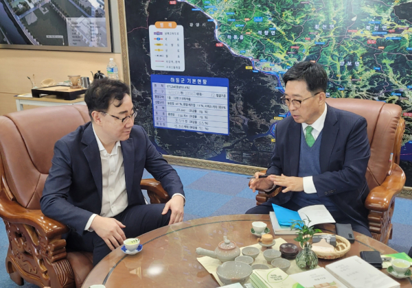 간담회 현장  * 한국농수산식품유통공사 김춘진 사장(우측), 하승철 하동군수(좌측)