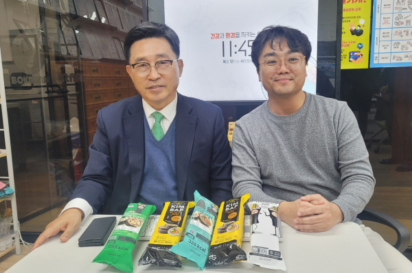 복을만드는사람들(주)농업회사법인 방문 현장 * 한국농수산식품유통공사 김춘진 사장(좌측), 조은우 복만사 대표(우측)