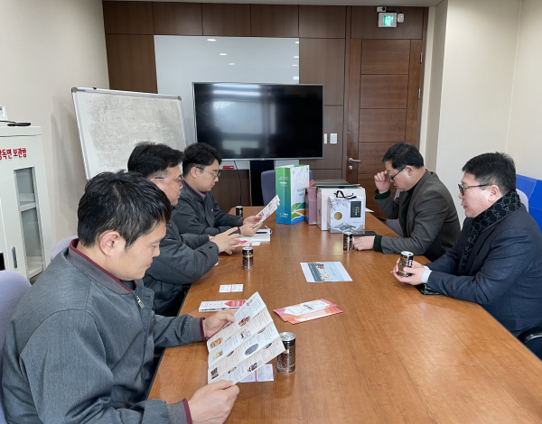 지난 18일 서산시 농업기술센터 직원이 LG화학을 방문해 지역농특산물을 홍보하고 있다