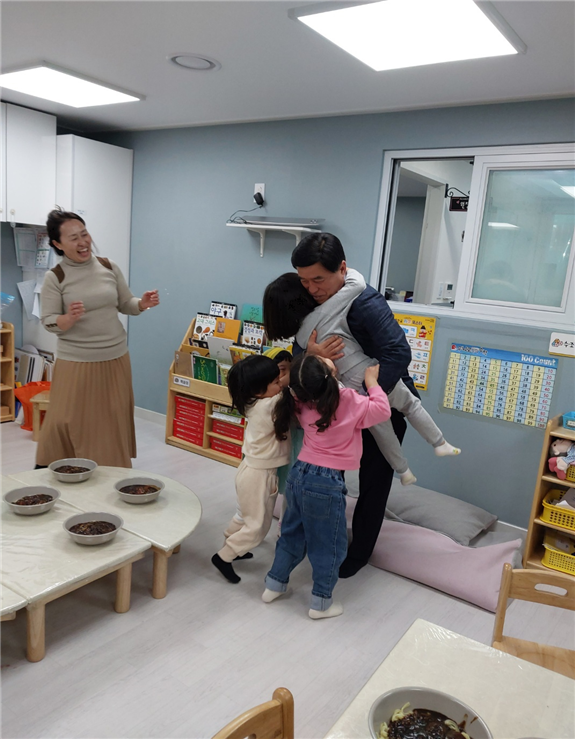 아이들을 안아주는 황인호 예비후보(사진=황 예비후보 제공)