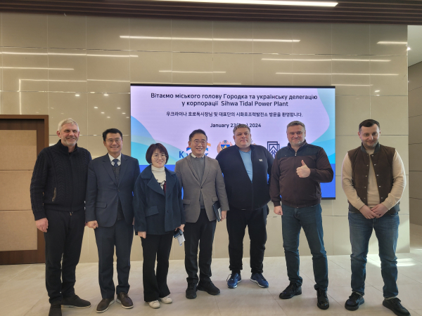 볼로디미르 레메니악(Volodymyr Remeniak) 우크라이나 호로독시장  (사진 오른쪽에서 두 번째) 등 대표단이 23일 오전, 한국수자원공사가 조성한 경기도 시흥시 시화조력발전소를 견학하고 있다.