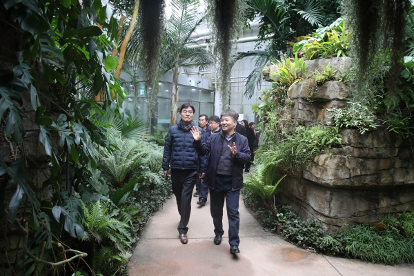 김형렬 행복청장이 국립세종수목원을 방문하여 운영현황 등을 청취하고 있다