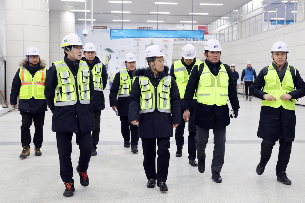 국가철도공단 김한영 이사장(오른쪽 앞 세 번째)이 지난 23일 GTX-A 수서~동탄 시설물점검을 하고 있다.