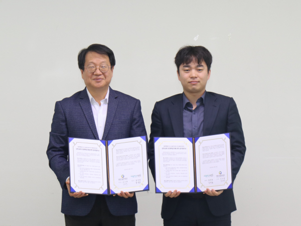 세종시설공단 및 세종시 청년센터 임직원이 24일 열린 업무협약식에서 함께 기념 사진을 찍고 있다.