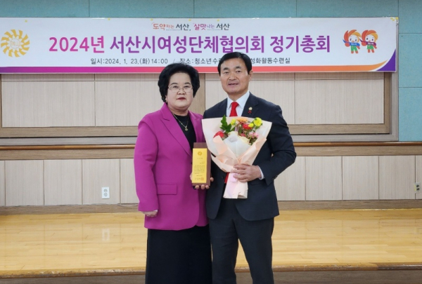 지난 23일 서산시여성단체협의회로부터 감사패를 받고 있다. (왼쪽부터 박정미 서산시여성단체협의회장, 안원기 의원)