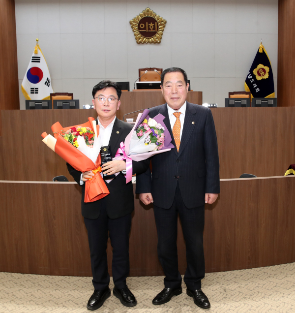 최광희 충남도의원, 제14회 시도의장협의회 우수의정대상 수상 모습