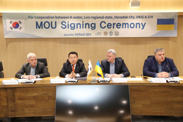 지난 24일, 대전시 한국수자원공사 본사에서 윤석대 한국수자원공사 사장(사진 왼쪽에서 두 번째)과 볼로디미르 레메니악 우크라이나 호로독시장(사진의 왼쪽에서 세 번째)이 ‘우크라이나 도시개발 및 물관리 협력을 위한 업무협약(MOU)’을 체결했다.