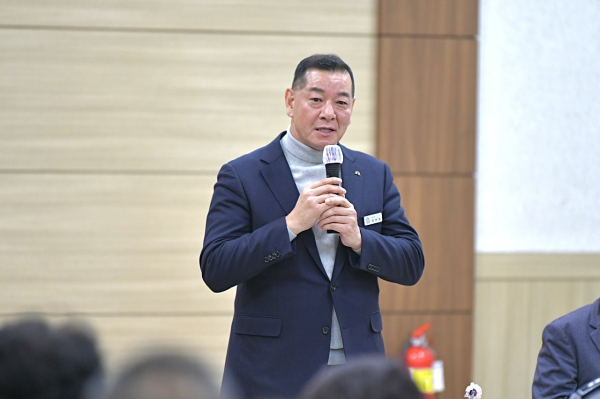 지난 24일 계룡면 행정복지센터에서 열린 ‘시민과의 대화 진행하는 최원철 시장