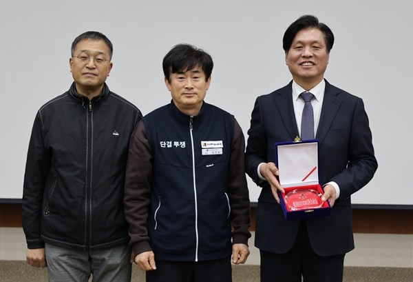 더불어민주당 조승래 국회의원(오른쪽)이 우주청특별법 논의를 주도한 공로로 전국과학기술노동조합으로부터 공로패를 받았다.