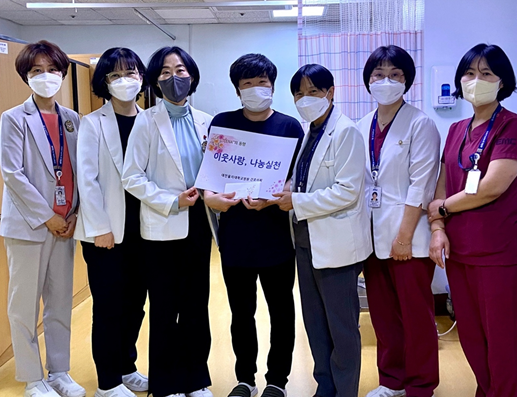 대전을지대병원 간호사회 테나가 유모 씨의 어머님께 기부금을 전달하고 있다.