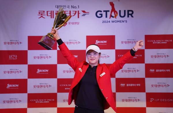 지난 28일 대전 골프존조이마루에서 열린 ‘롯데렌탈 롯데렌터카 GTOUR WOMENS 1차 결선 시상식에서 우승자 조예진이 세레머니를 하고 있다