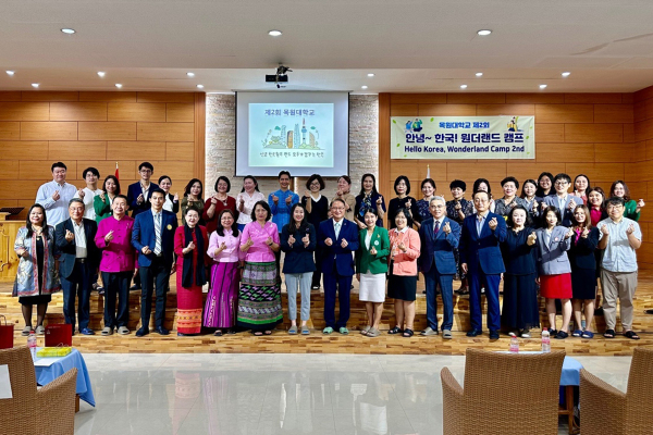 지난 12일 태국 치앙마이 하늘미션센터에서 열린 ‘안녕 한국, 원더랜드 캠프’ 개막식에서 목원대와 현지 고교 관계자 등이 기념촬영