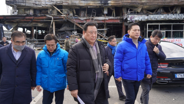 더불어민주당 의원들이 서천시장 피해 상황을 점검하고 있다.